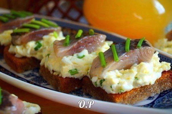 Брускетта с сельдью и картофельным крекером 10 шт.