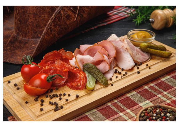 Ассорти мясных деликатесов