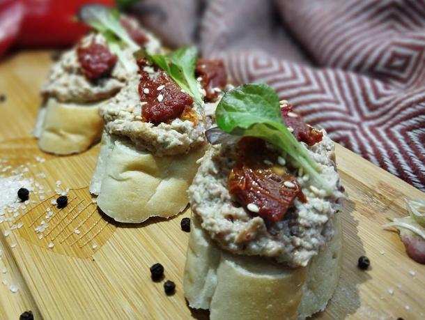 Брускетта с паштетом и вялеными томатами 5 шт. Брускетта с паштетом и вялеными томатами 5 шт.