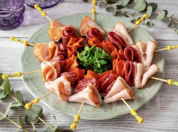 Антипасти с мясными деликатесами Антипасти с мясными деликатесами