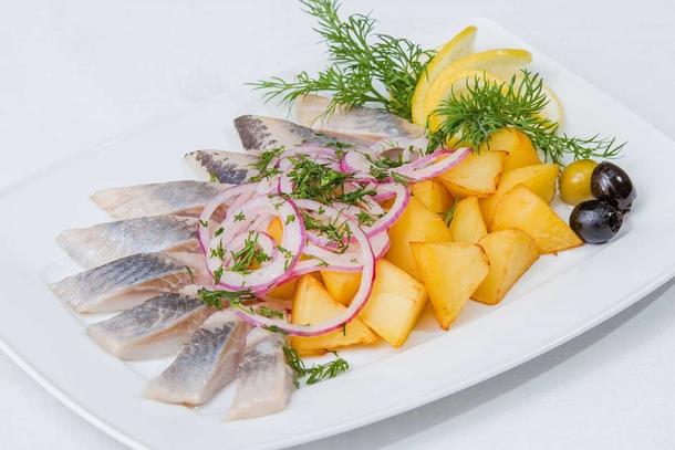 Закуска по русски "селедочка с лучком"