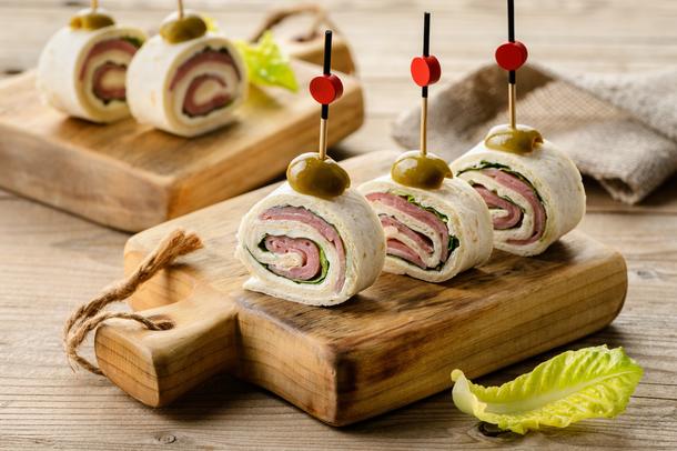 Канапе с ветчиной из индейки и сыром