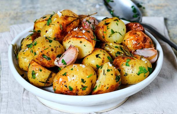 Картофель с зеленью запеченый
