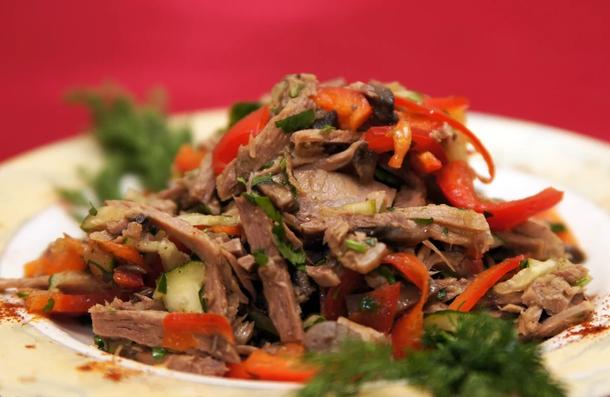 Салат Кавказский из говядины с кинзой и овощами