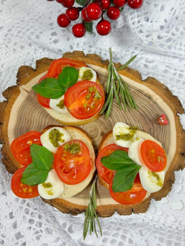 Мини брускетта с томатами, моцареллой и соусом песто