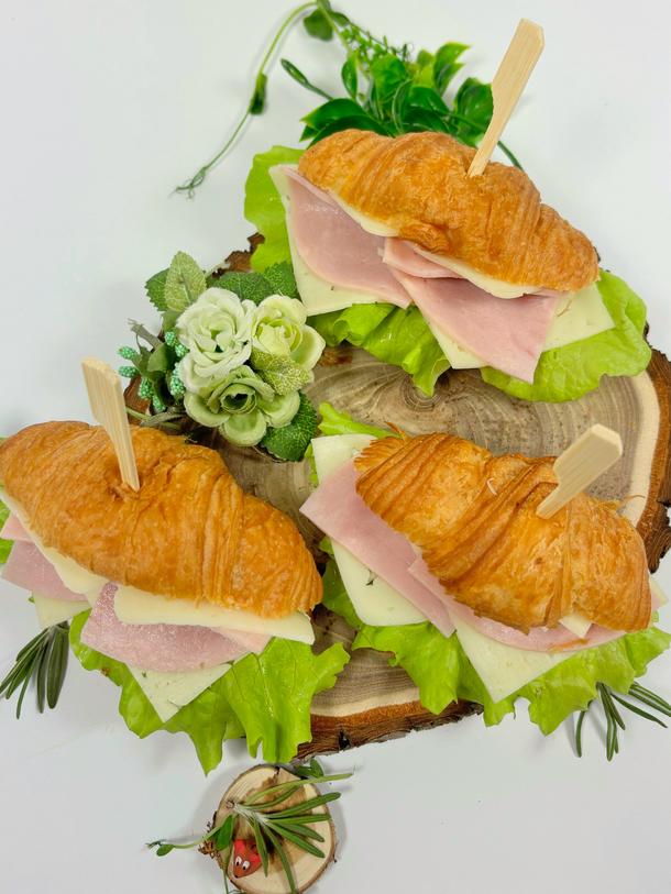 Мини - круассан с ветчиной, сыром, крем-чизом и листьями салата