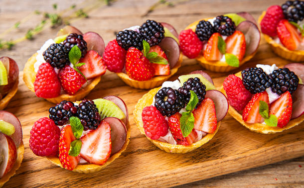 Тарталетки с ягодами, медом и сыром