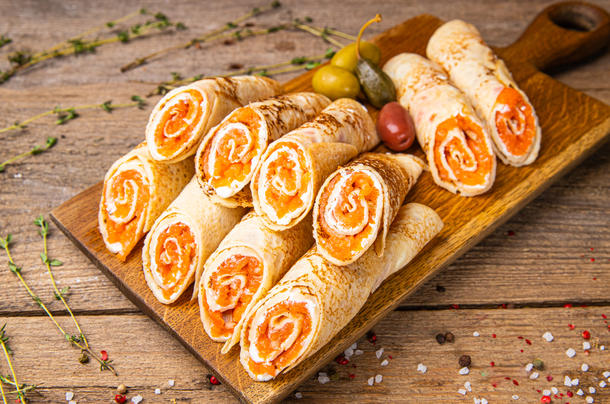 Блинный рулет с семгой и сыром Блинный рулет с семгой и сыром