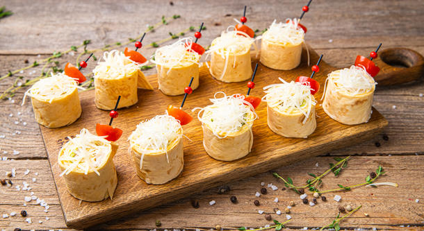 Рулет с курицей и овощами в тортилье Рулет с курицей и овощами в тортилье