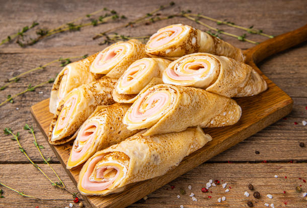 Блинный рулет с ветчиной и сыром Блинный рулет с ветчиной и сыром