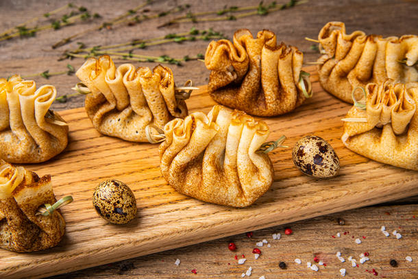 Амоньеры с курочкой в соусе (блинный мешочек)