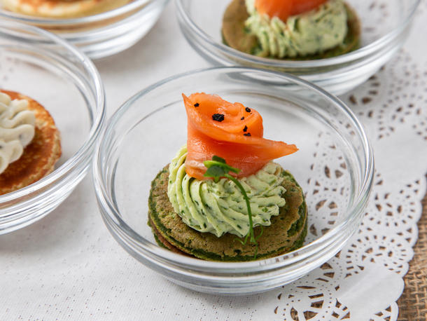 Мини оладушек с из шпината с лососем Мини оладушек с из шпината с лососем