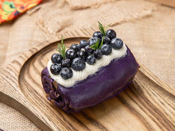 Блинный рулет голубика Блинный рулет голубика