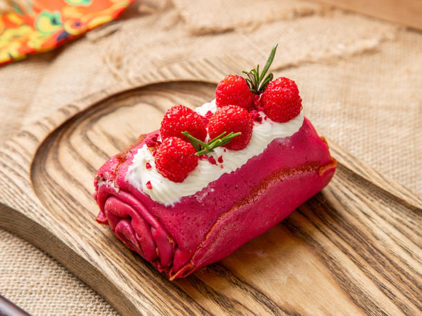 Блинный рулет малина с крем-пломбиром и сублимированной малиной Блинный рулет малина с крем-пломбиром и сублимированной малиной