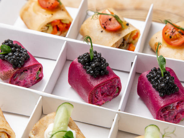 Мини - ролл блинный "Сельдь под шубой с икрой палтуса" Мини - ролл блинный "Сельдь под шубой с икрой палтуса"