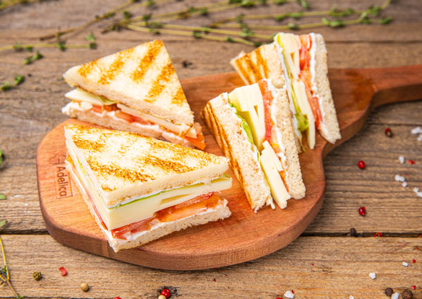 Мини сэндвич с моцареллой и овощами Мини сэндвич с моцареллой и овощами