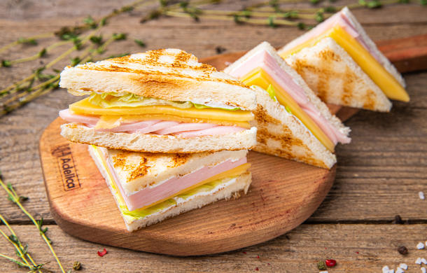 Мини сэндвич с ветчиной и сыром