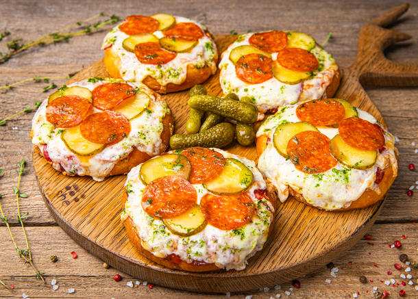 Мини-пицца пепперони с маринованным огурчиком Мини-пицца пепперони с маринованным огурчиком