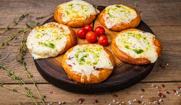Мини-пицца со сладкими томатами, моцареллой и соусом Песто