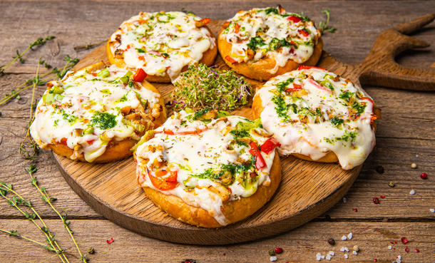 Мини-пицца с сочной курочкой и овощами Мини-пицца с сочной курочкой и овощами