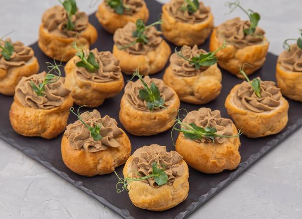 Профитроль с паштетом из куриной печени Профитроль с паштетом из куриной печени