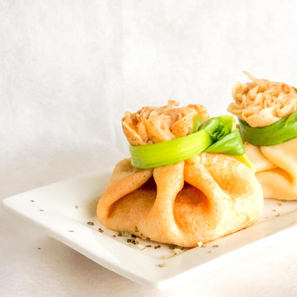 Блинный мешочек с сыром и ветчиной Блинный мешочек с сыром и ветчиной