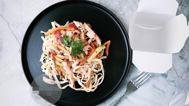 WOK с курицей с пшеничной лапшой