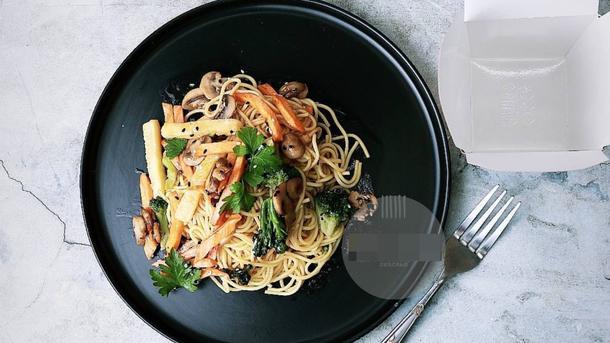 WOK с говядиной и гречневой лапшой