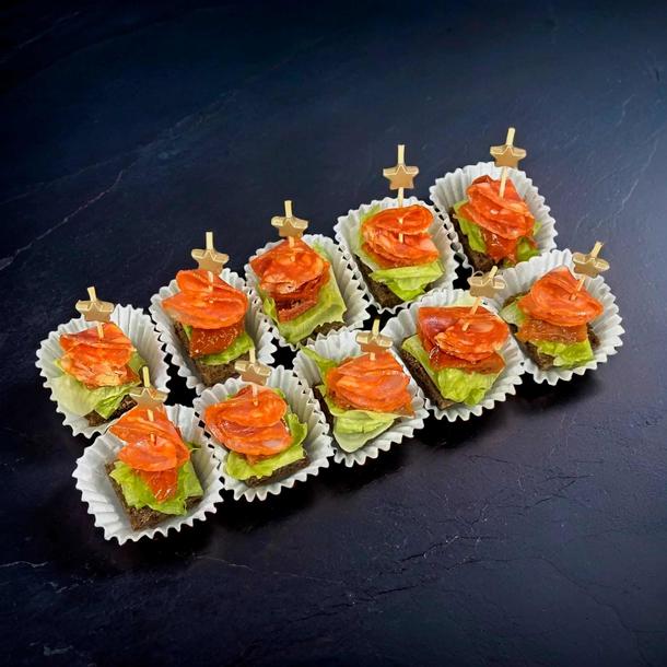 Канапе с мексиканской колбасой и вялеными томатами
