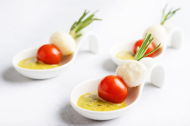Канапе капрезе с соусом песто