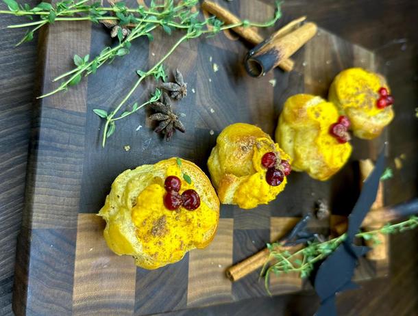 Профитроли с муссом из корицы и тыквы (осеннее меню) Профитроли с муссом из корицы и тыквы (осеннее меню)