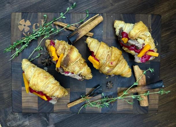 Круассан с пастрами и перечным соусом (осеннее меню)