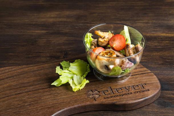 Салат из куриной печени, обжаренными грибами, томатами черри и листьями салата с соусом прованс (осеннее меню) Салат из куриной печени, обжаренными грибами, томатами черри и листьями салата с соусом прованс (осеннее меню)