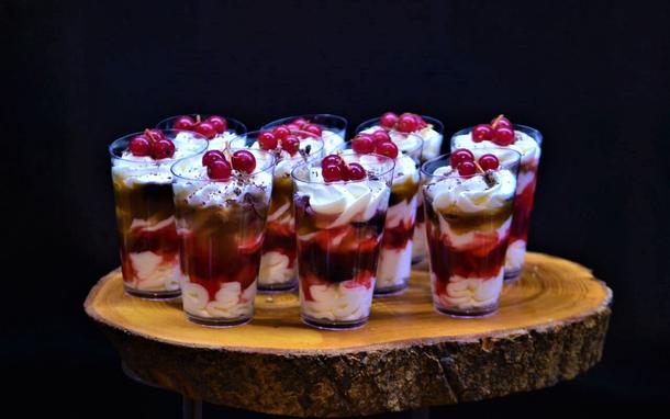 Творожный десерт со свежими ягодами