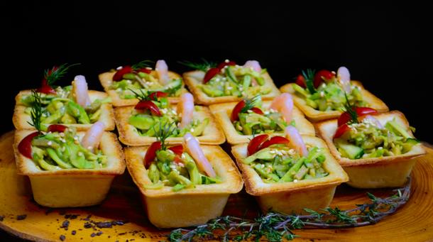 Тарталетка с салатом из авокадо и креветок Тарталетка с салатом из авокадо и креветок