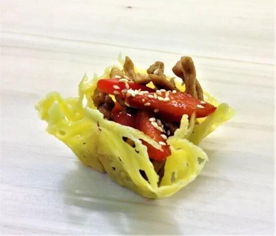 Медовая курочка в сырной корзинке с кунжутом Медовая курочка в сырной корзинке с кунжутом