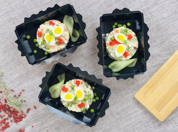 Салат "Оливье"с копченой куриной грудкой, перепелиным яйцом и икрой " Масаго"