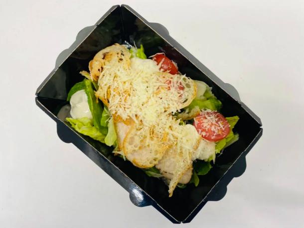 Цезарь с куриной грудкой, томатами, "Пармезаном" и гренками из Чиабатты