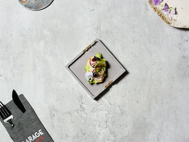 Тапас с масляной рыбой, каперсами и красным луком