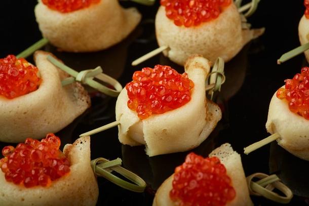 Русские блины с красной икрой и крем-чизом
