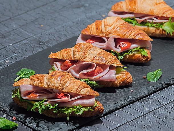 Круассан с ветчиной и свежими овощами