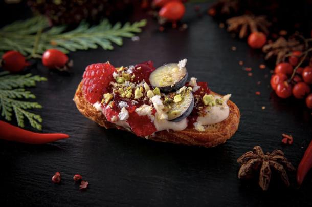 Эклер с куриным муссом и ягодами