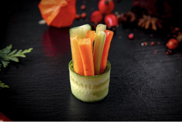 Закуска овощные палочки с соусом песто