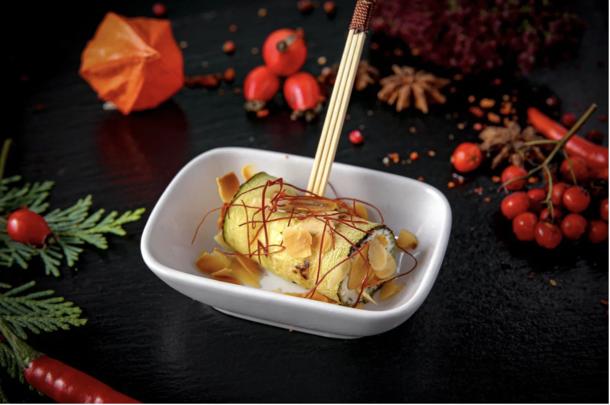 Рулетик из цукини в миндальной крошке