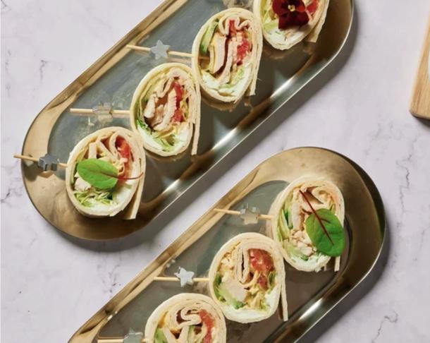 Ролл из тортильи со сливочным сыром, курицей и свежими овощами