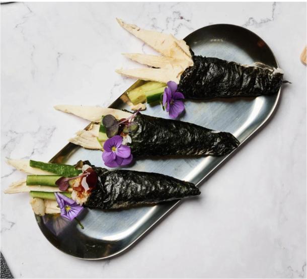 Рожок из курицы под соусом терияки в японском нори