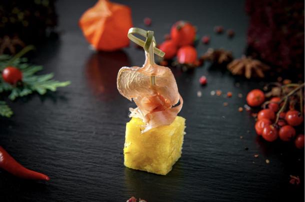 Канапе ананас с пармской ветчиной