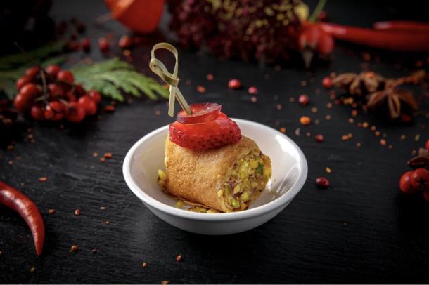 Канапе блинный ролл с пармой