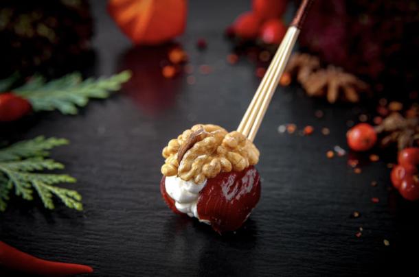 Канапе с грецким орехом и фиником Канапе с грецким орехом и фиником