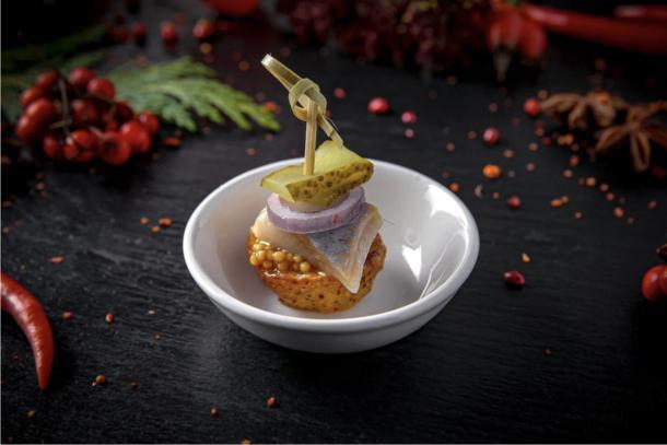 Канапе с сельдью на картофеле бэби Канапе с сельдью на картофеле бэби